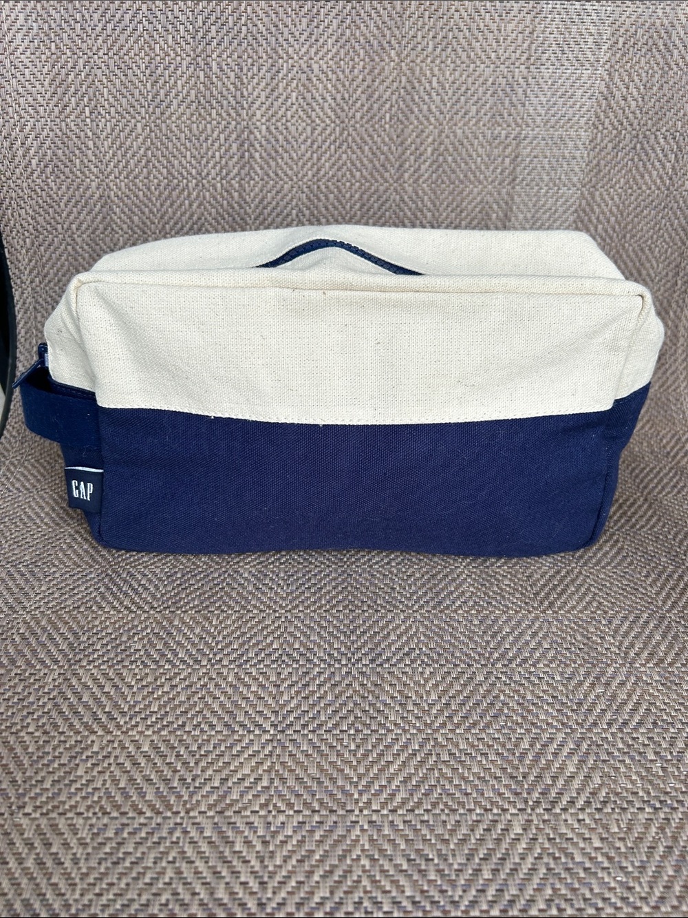 NWOT GAP Navy and Cream Men’s Canvas Toiletry Pouch.